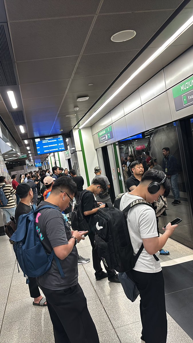 safiqqhalif's tweet photo. dah takde announcement,pastu kene halau cara kasar 😱😱..  dah takde update apa apa pun ,pastu nak kena tunggu train lain .. @askrapidkl https://t.co/C4r2UygjAN