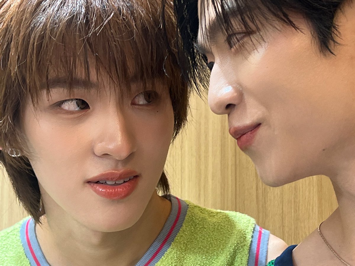 ก่อนไลฟ์พี่โทบอกว่า วันนี้จะคีพคลู จะเป็นคนเท่ จะไม่เล่นมุก จะพัก ถึงเวลาไลฟ์จริง จะพัก = พักคำว่ารูด พูดคำว่ารัก … เอาไงดีจิโร่ 😩

#ITSSKINxTMKMaldivesTripLIVE