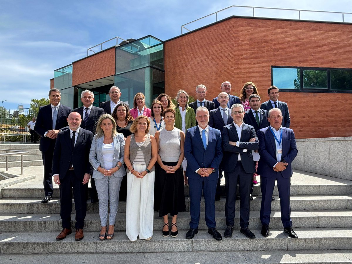 Hoy hemos mantenido en Madrid una reunión de trabajo con el ministro de <a href="/territorialgob/">Ministerio P. Territorial y M. Democrática</a>, <a href="/avtorresp/">Ángel Víctor Torres Pérez</a> y su equipo.

Un espacio para sumar esfuerzos y reforzar la coordinación territorial del Gobierno de <a href="/desdelamoncloa/">La Moncloa</a> junto al resto de compañeras delegadas y delegados.