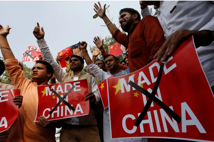 avinashrai28's tweet image. एक हफ्ते में आईफोन की लॉन्चिंग है. और एक महीने बाद दीपावली का त्योहार. क्या अमेरिकी आईफोन से चाइनीज झालर का बहिष्कार करना है या फिर चाइनीज झालर की लाइट में माइक्रोमैक्स के फोन से फोटो खींचकर आईफोन को तोड़ना है. विरोध किसका करना है...बता दो 
#China #seosummit