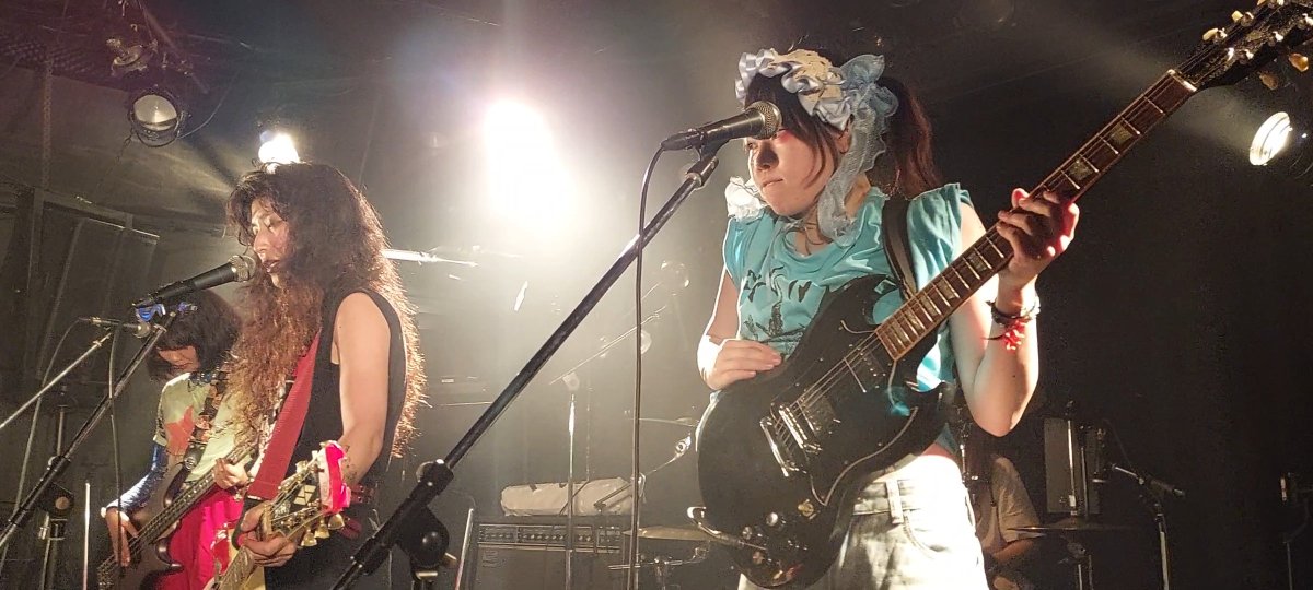 noramitsu666's tweet photo. 寺田町Fireloopでのライブ『人畜乱弾 東名阪ツアー 大阪編』でした🎵
久々のエラーガール、よさこいマン最高やったし、初のruggirl、Comical Fightersも良き👍
トリの人畜乱弾まじ最高‼️見てよかったよ🤭
 #エラーガール  #ComicalFighters  #ruggirl #よさこいマン  #人畜乱弾 https://t.co/f4GlrjUm7T