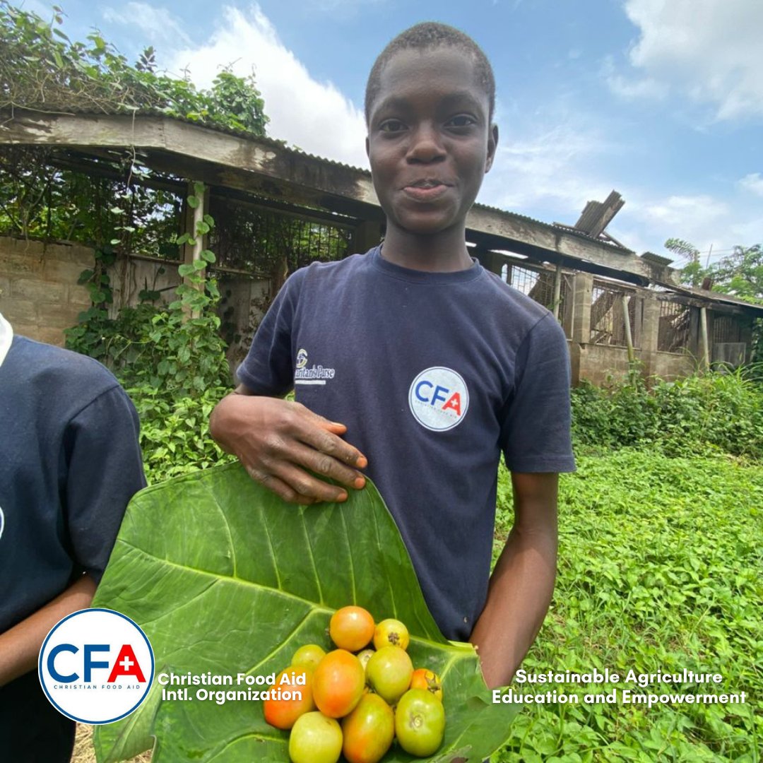CFA_Intl's tweet image. Tomatoes in hand 🍅, Rodo in the ground 🌶️.
Moremi &amp;amp; St. John’s are showing us that when students farm, the future grows greener. 🌱

#SAEEProject #ChristianFoodAid #SamaritansPurse