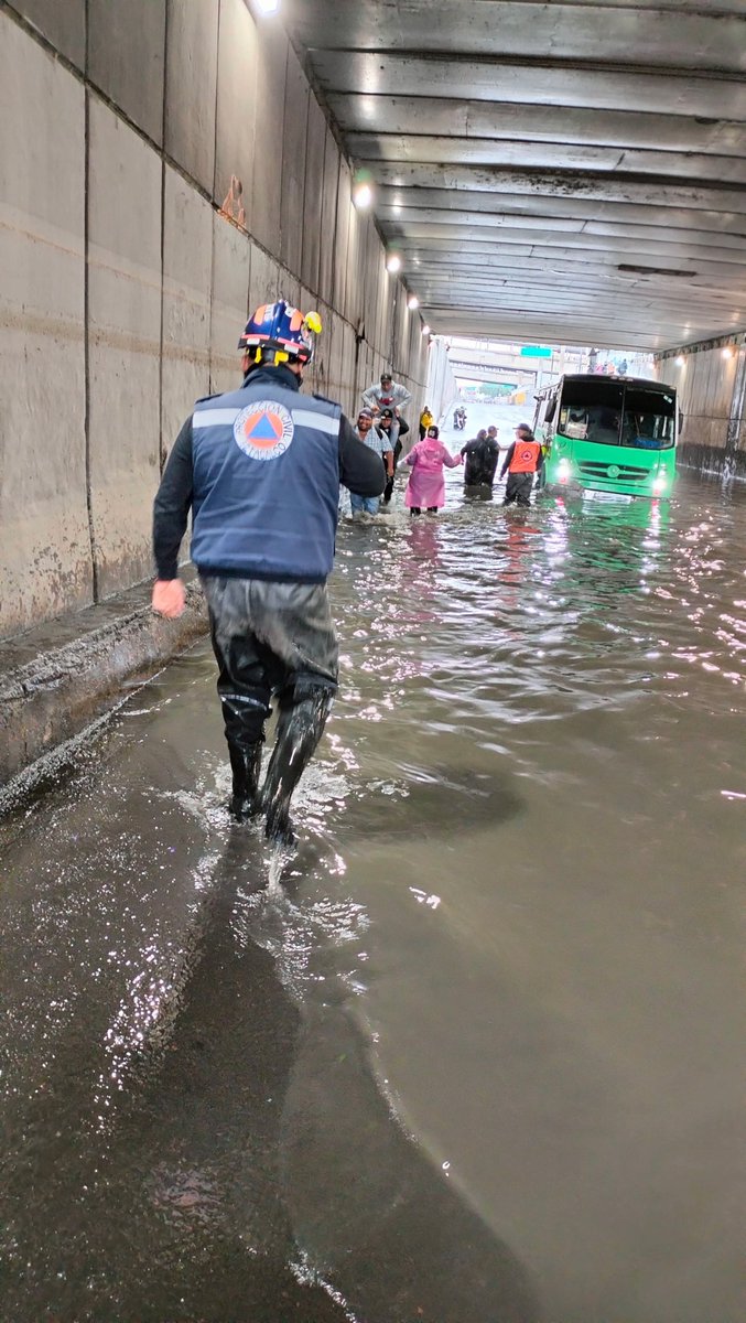Equipos de emergencias laboran para abatir los niveles de agua registrados en Río Churubusco, col. Agrícola Pantitlán, <a href="/IztacalcoAl/">Alcaldía Iztacalco</a>. Un camión de transporte público quedó varado. En coordinación con la <a href="/SSC_CDMX/">SSC CDMX</a>, se evacuó a 30 pasajeros.

#TrabajandoJuntos