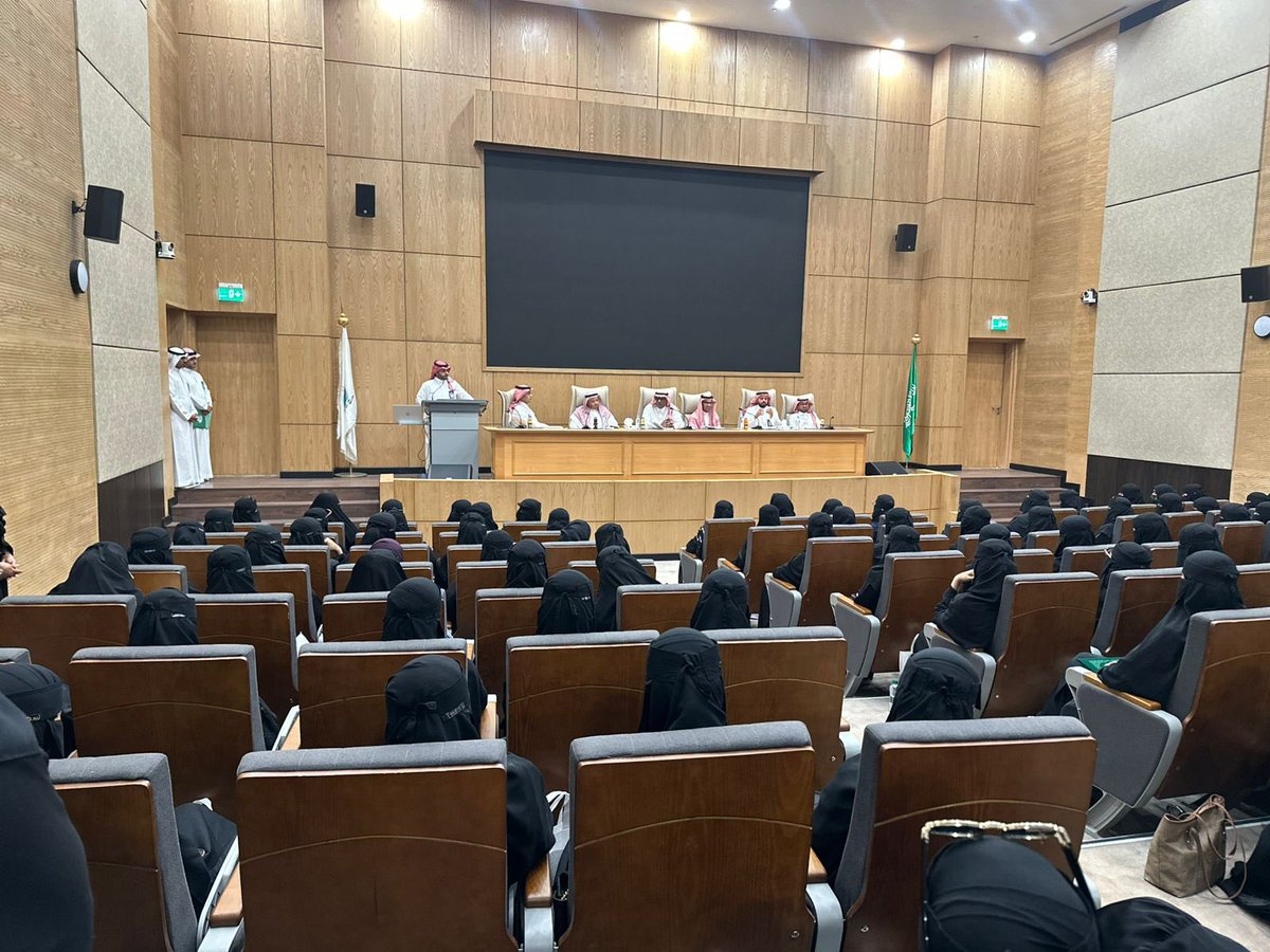 #الجامعة_اليوم 📸
رعى رئيس جامعة جازان #محمد_أبوراسين اللقاء السنوي المفتوح مع الطالبات المستجدات، وكرَّم المتفوقات للعام الماضي، مؤكدًا دعم القيادة الرشيدة للتعليم وصناعة مستقبل أكاديمي مشرق، ومجدِّدًا حرص الجامعة على دعم رحلتهن نحو التميز والنجاح.
#جامعة_جازان