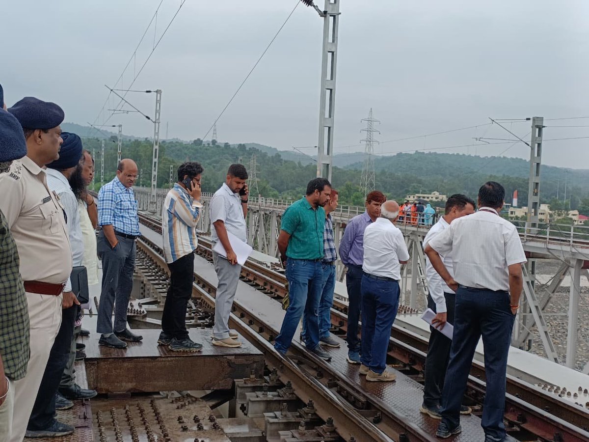 newGindia's tweet image. जम्मू में तेज वर्षा, भूस्खलन और बाढ़ जैसी स्थितियों में उत्तर रेलवे ने फँसे हुए यात्रियों को सुरक्षित बाहर निकाला

🔹उत्तर रेलवे ने इन चुनौतियों का सामना करके अटूट प्रतिबद्धता की मिसाल पेश की

@RailwayNorthern @RailMinIndia @RailwaySeva @drm_fzr 
#NorthernRailway | #Jammu |