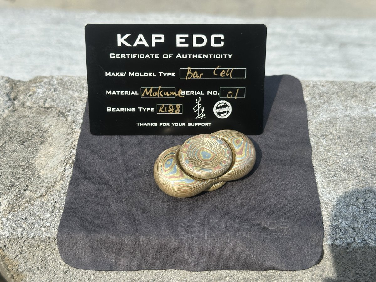 TA_EDC's tweet photo. 待ちに待ったKAPの新作、「Bar Cell」日本の地にもやってきました！
初めて「Mokume」という素材を選択しました。その名の通り、木目調がとても美しいです。
そのデザインと質感は、とてもシンプルでありながら全てが優しい曲線で形成されており、何とも美しく、何よりも触り心地の良さに驚きました。 https://t.co/QSqZcVkMHh