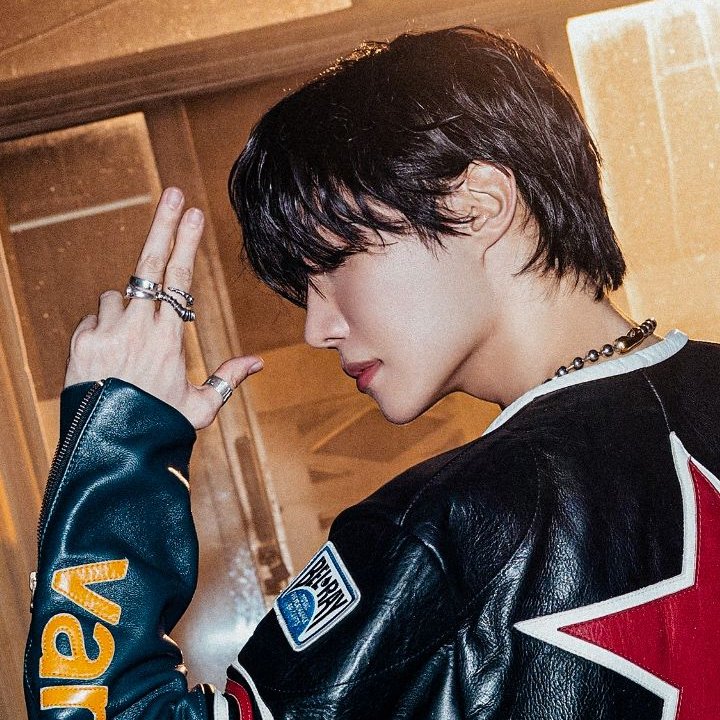 btschartsdailyc's tweet image. 📊| #Jhope has surpassed 1 BILLION streams on Spotify in 2025! *so far* 

CONGRATULATIONS J-HOPE