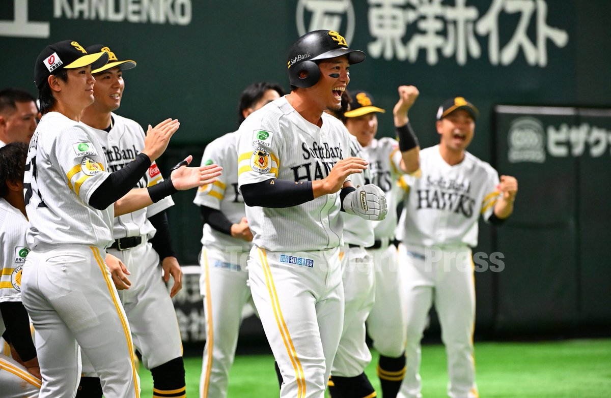 tospophoto's tweet image. 【#プロ野球】2025年9月2日
#ソフトバンク ｘ オリックス

#今宮健太 の勝ち越し打に歓喜の #栗原陵矢 ら
#中村晃 にこちょこちょ #モイネロ

#sbhawks #東スポ #九スポ