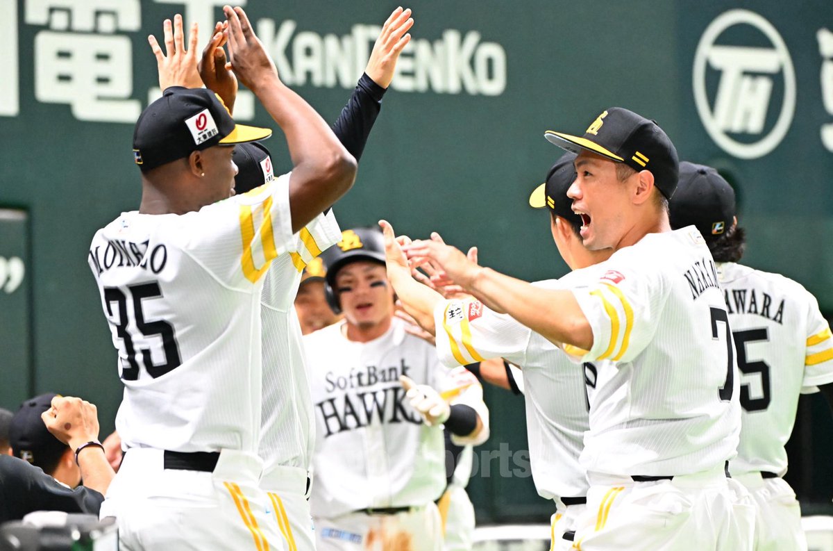 tospophoto's tweet image. 【#プロ野球】2025年9月2日
#ソフトバンク ｘ オリックス

#今宮健太 の勝ち越し打に歓喜の #栗原陵矢 ら
#中村晃 にこちょこちょ #モイネロ

#sbhawks #東スポ #九スポ