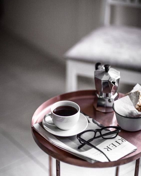 ..
.
🕊️
      "في الذاكرة،"
تفاصيل صغيرة لا تكبر…
لكنها تحمل نكهة لا تشيخ،
كرائحة حلم قديم،
يعود كلما غفونا دون أن 
     "يستدعى "