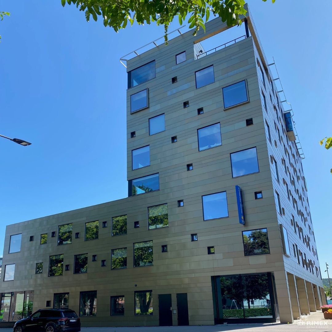 rimex's tweet image. A great example of using ColourTex® stainless steel externally, with its play on light and durability. Our ColourTex® 316 0.8mm Gold Pearl textured finish was used to envelop the exterior facade of this hotel project in Porsgrunn, Norway. #externalcladding
rimexmetals.com/sectors/archit…