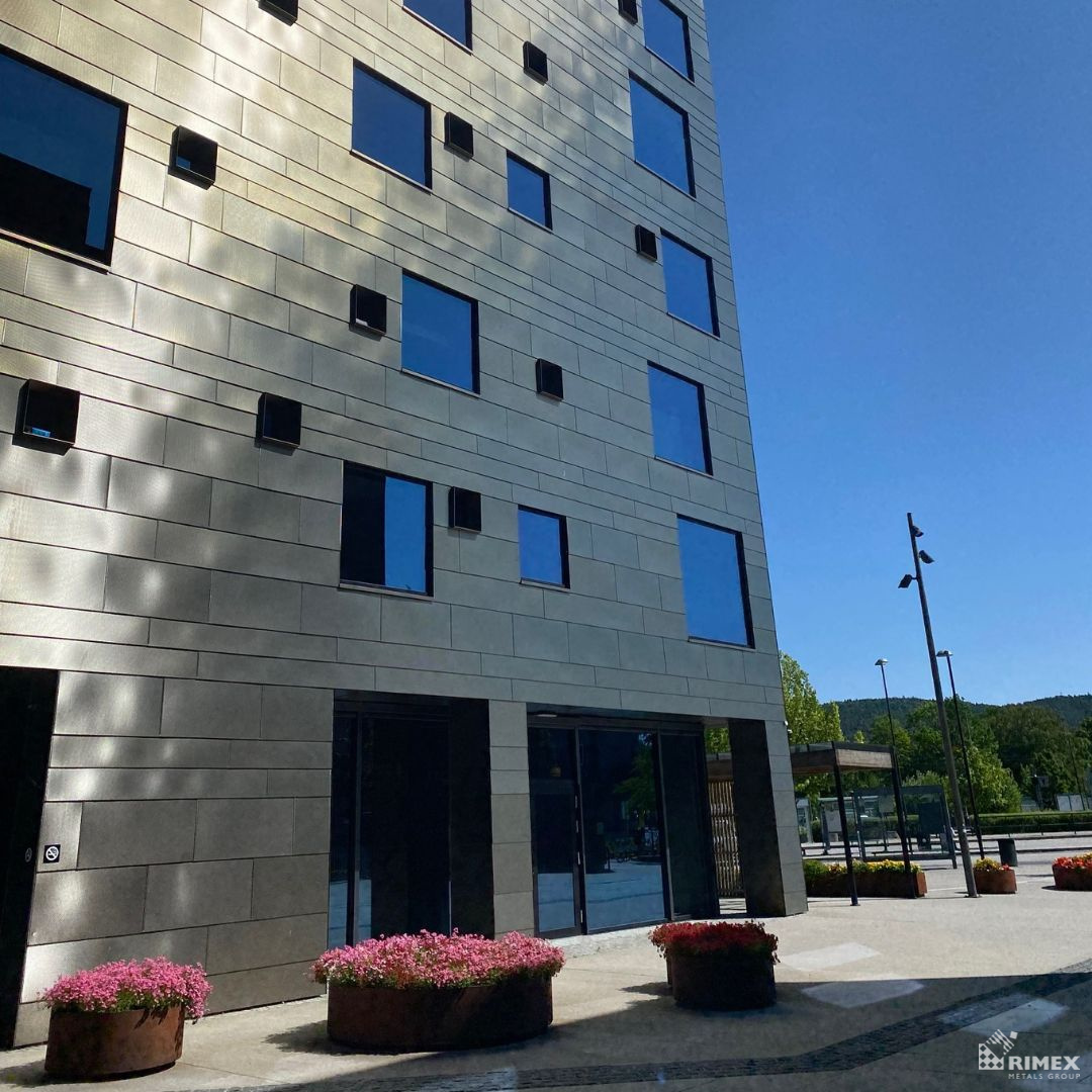 rimex's tweet image. A great example of using ColourTex® stainless steel externally, with its play on light and durability. Our ColourTex® 316 0.8mm Gold Pearl textured finish was used to envelop the exterior facade of this hotel project in Porsgrunn, Norway. #externalcladding
rimexmetals.com/sectors/archit…