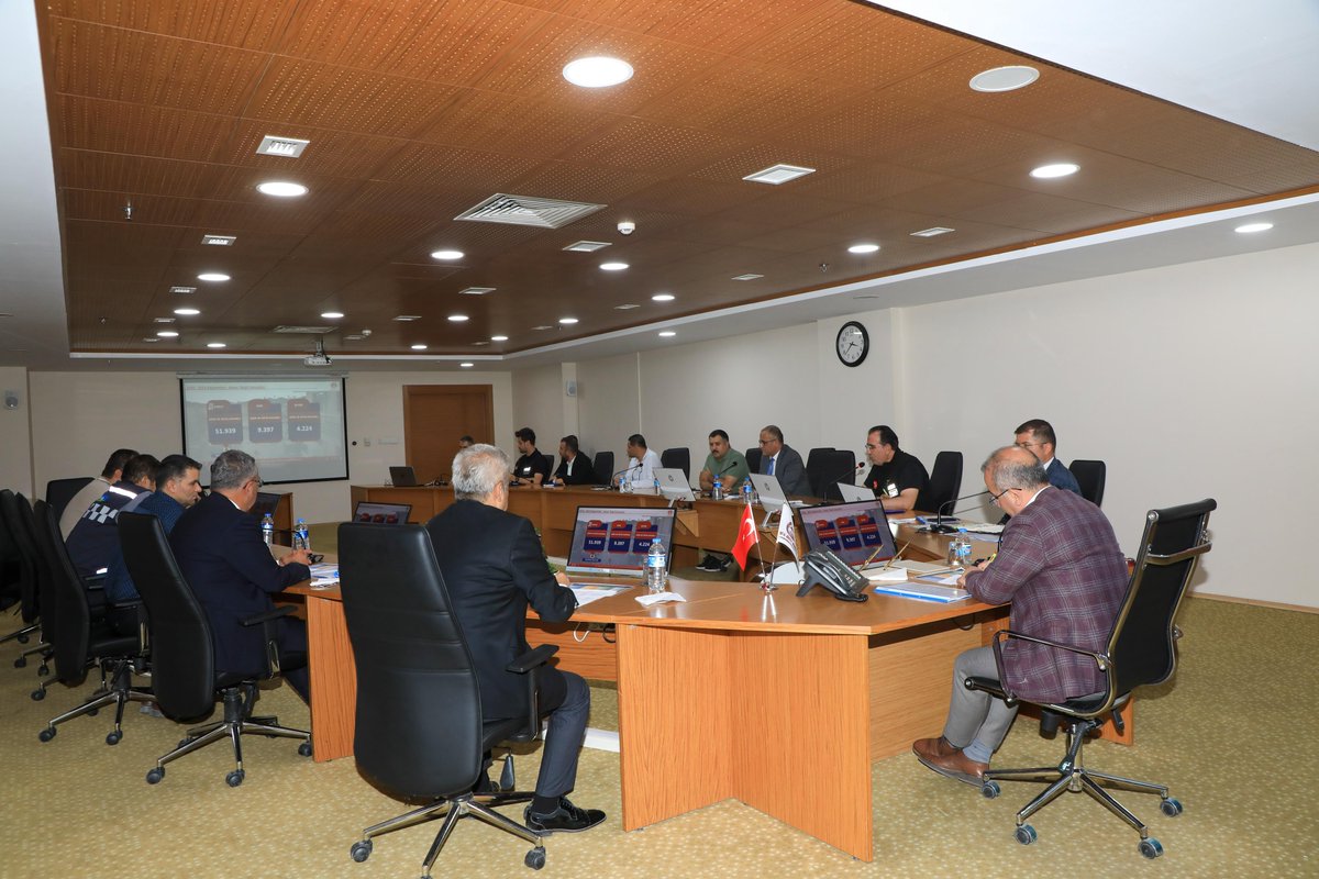 Valimiz Sayın Numan HATİPOĞLU başkanlığında, Vali Yardımcısı Ömer ÖZBAY, Belediye Başkan Yardımcısı Mehmet SABUNCU, İl Özel İdare Genel Sekreteri Cemil YATKIN, Çevre Şehircilik ve İklim Değişikliği Müdürü Fatih ÖNALAN, AFAD İl Müdürü Dr. Cafer GİYİK ve İlgili birim müdürlerinin