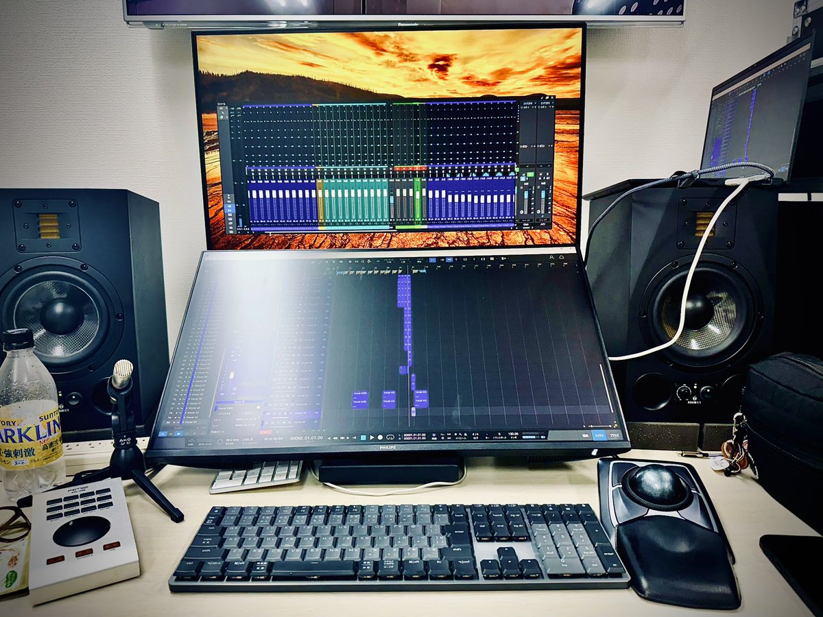 IsdWorks's tweet photo. 本日はNykさんのVocal Rec Day！
今日も沢山たくさんたくさーん録りました！
コーラスのブランケットに包み込まれると思うので冬の本格的な寒さが来る前の肌寒さが浅いうちにリリースしたい！

@nyk_staff 
シャインマスカット美味しかったです！

P.S.
差し入れは果物が好きです笑

#Nyk #recording https://t.co/nvB0Qqt3t6