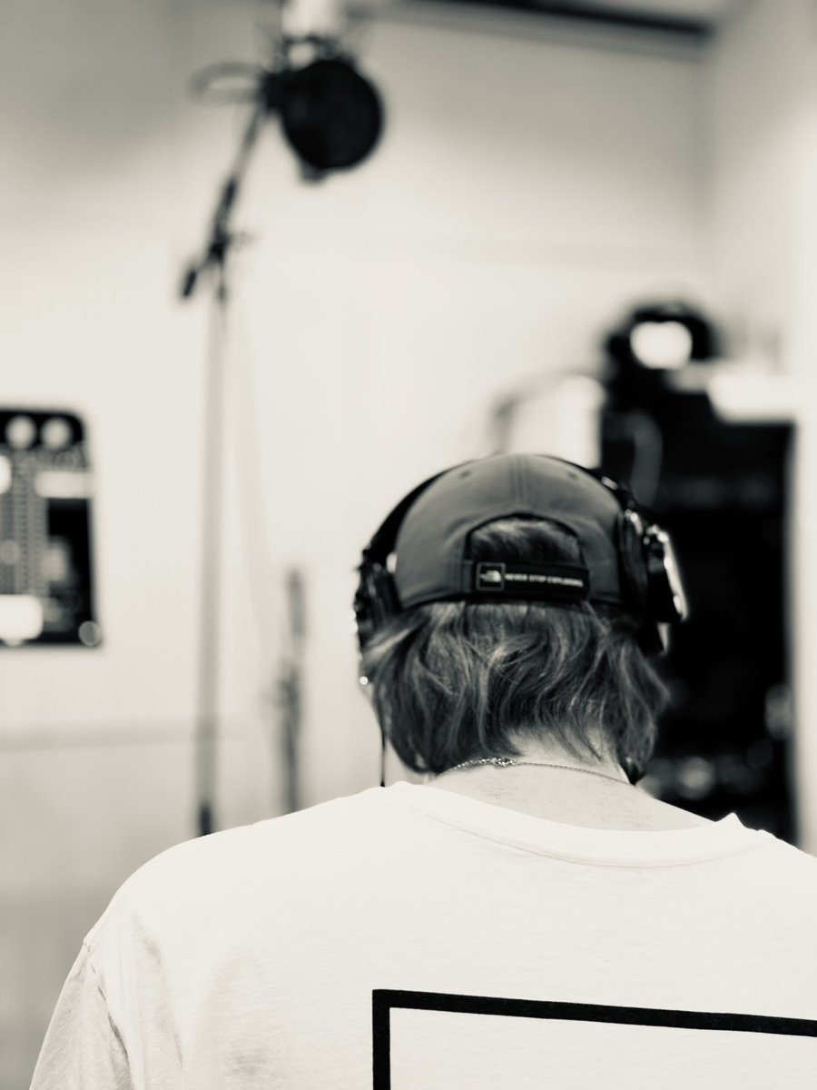 IsdWorks's tweet photo. 本日はNykさんのVocal Rec Day！
今日も沢山たくさんたくさーん録りました！
コーラスのブランケットに包み込まれると思うので冬の本格的な寒さが来る前の肌寒さが浅いうちにリリースしたい！

@nyk_staff 
シャインマスカット美味しかったです！

P.S.
差し入れは果物が好きです笑

#Nyk #recording https://t.co/nvB0Qqt3t6