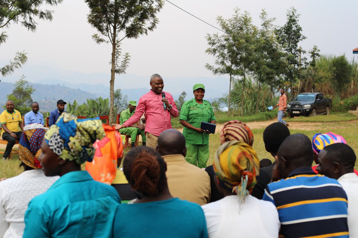 Ku gicamunsi cyo kuri uyu wa 02 Nzeri 2025, Umuyobozi w'Akarere wungirije ushinzwe Iterambere ry'Ubukungu, <a href="/AimeNiyonsenga/">Aime Niyonsenga</a> arikumwe n’Umuhuzabikorwa wa DASSO mu Karere, Abijuru Angelique, bifatanyije n'Abaturage b'Akagari ka #RUREMBO mu Murenge wa #RUSASA mu Nteko y'Abaturage.