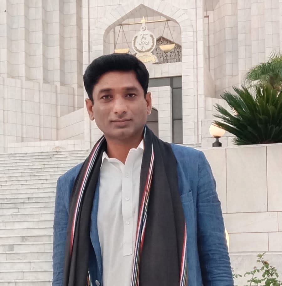 اس بیغیرت طیب بلوچ نے اڈیالہ جیل کے باہر علیمہ خان سے بدتمیزی کی، اس نے خان صاحب کے خلاف بھی بکواس کیا تھا
اسے آج سب تن کے رکھو 🖐🏿
#غریب_تیرا_خیرخواہ_قید_میں