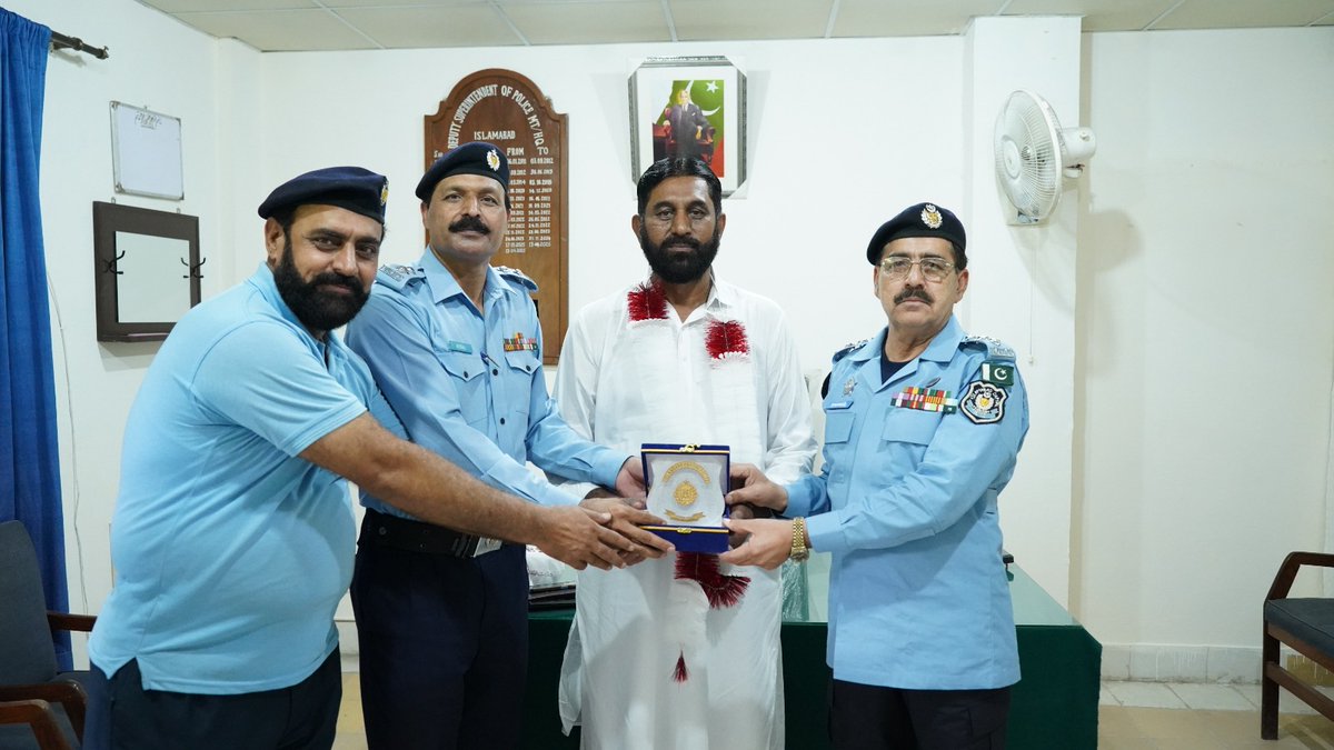 ICT_Police's tweet photo. اسلام آباد پولیس سے ریٹائرڈ ہونے والے دو ملازمین کے اعزاز میں الوداعی تقریب کا انعقاد، ایس پی ہیڈکوارٹرز سید سجاد حیدر بخاری نے دونوں پولیس ملازمین کے ادارے کے لئے خدمات کو سراہا اور مستقبل کے لئے نیک خواہشات کا اظہار کیا۔
#WeRIslamabadPolice #Islamabad #ICTO https://t.co/ZTlCqHxspg