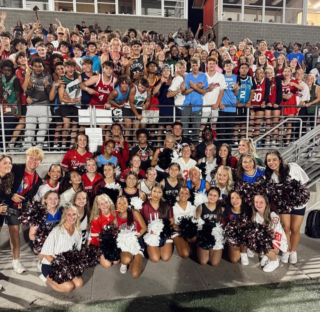 lnshigh's tweet image. The Gators had an exciting Friday night! Not only did they win their game, but they also had some special surprise guests join the fun!!  #GoGators 🐊🏈