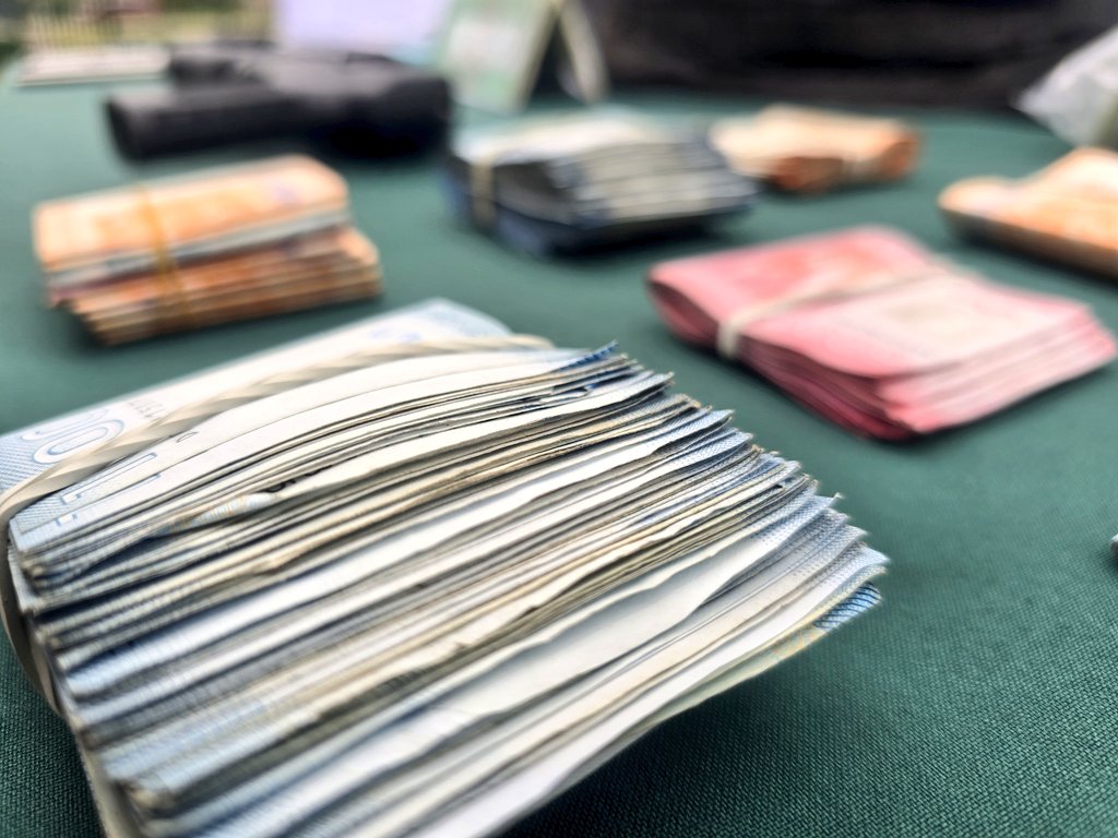 CarabCoquimbo's tweet image. 🚨 Investigación encabezada por nuestros carabineros #OS7 #Coquimbo permitió desarticular organización criminal interprovincial dedicada al tráfico de drogas. Hubo 13 detenidos, entre ellos, dos extranjeros que trasladaban las sustancias en el cuerpo. Se decomisó un arma y 6 🚘.