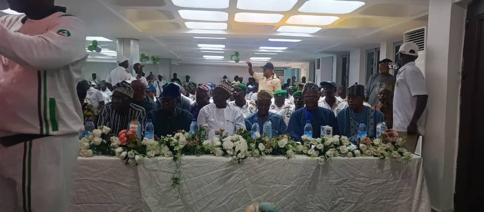 fmleogun's tweet photo. Mr. Andy Egboh, Director of Labour, represented by Salako Oyeyemi (Mr.), participated in a meeting with the Truck Owners Association of Nigeria to explore Unionization with the Union of Tipper, Suppliers and Quarry Employers of Nigeria at Event Tower Hall, Abeokuta https://t.co/OEyMdcKpjq
