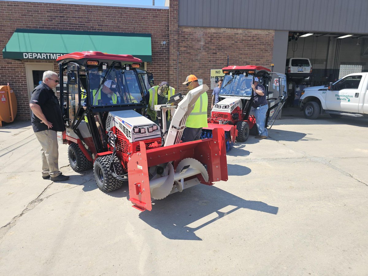 Weingartz's tweet image. Last week Mark VanKoughnet from our Livonia location delivered two fully equipped Ventrac units to the City of Huntington Woods. These machines will provide the city with versatile, reliable solutions to manage their outdoor spaces year-round.

#Weingartz #Ventrac #PowerEquipment