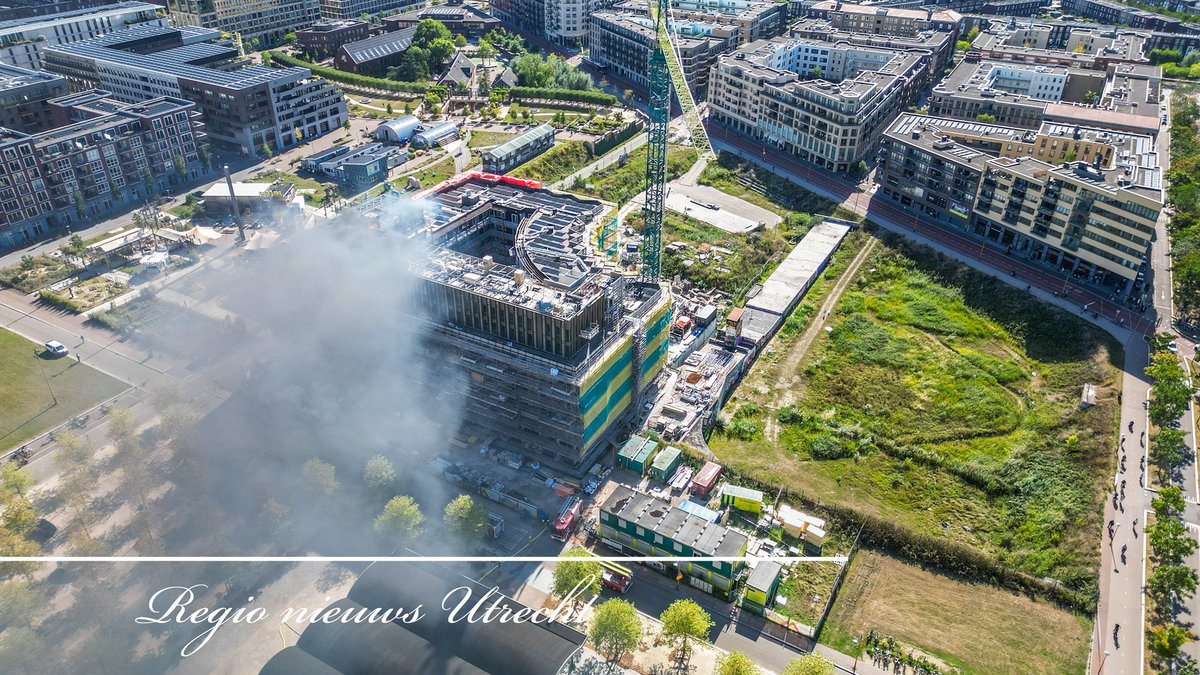 Op het dak van een gebouw waar werkzaamheden is een grote brand gaande. Hulpdiensten zijn massaal aanwezig. Het gaat om een pand in aanbouw op het #Berlijnplein in #Utrecht. Over de oorzaak en eventuele slachtoffers is mij momenteel nog niets bekend.