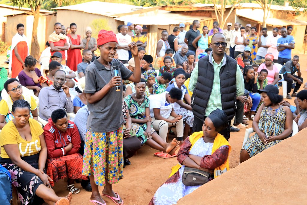 KicukiroDistr's tweet photo. Muri aka kanya, Umuyobozi Nshingwabikorwa w'Akarere @a_mutsinzi arimo kwakira ibibazo by'abaturage bitabiriye inteko rusange y'abaturage mu Kagari ka Ayabaraya,@MasakaSector. Muri iyi nteko kandi abaturage bibukijwe kwitegura itangira ry'amashuri birinda gusesagura amafaranga. https://t.co/w190bxBMTE