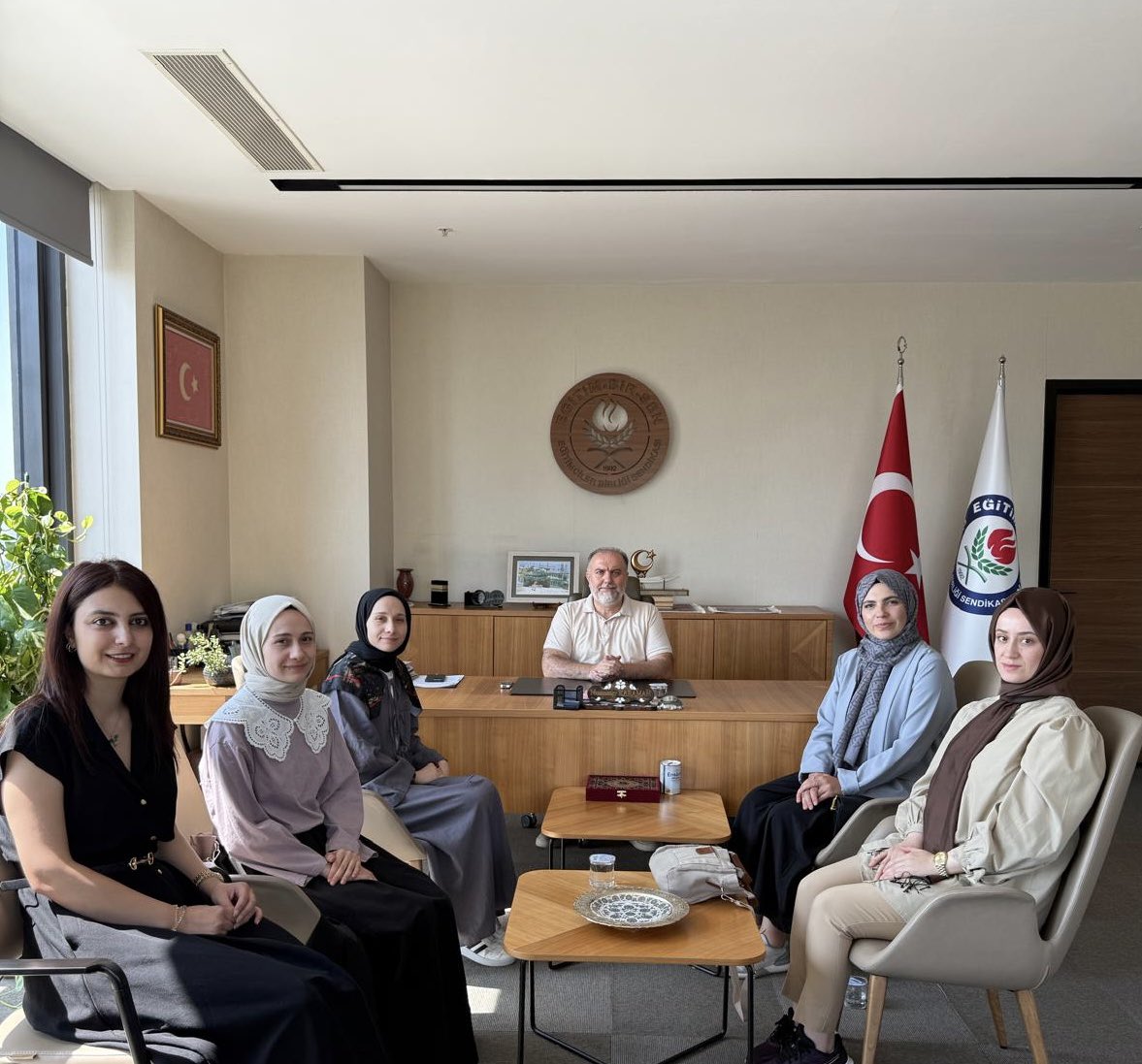 2024 KPSS puanları ile atama bekleyen öğretmen adaylarımızla sohbet ettik.

Atamaları yapılmayınca başvurdukları özel eğitim kurumlarının kendilerine “sizin puanlarınız yüksek, dereceleriniz çok iyi mutlaka atanırsınız” cevabı vererek başvurularını geri çevirdiklerini söylediler.
