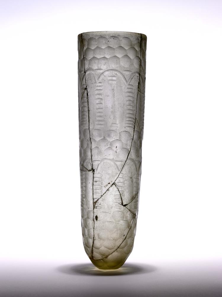 پیاله/جام شیشه‌ای #ساسانی طرح دار با نگاره‌های احتمالی از آتشدان هایی که زیر یک طاق جای گرفته اند.
دیرینگی:سده ۶ میلادی
موزه بریتانیا