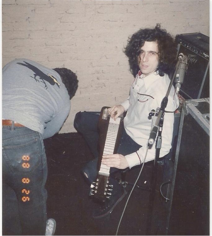 AC grabando una steel guitar para "Vasos vacíos".

📌 Estudios Panda.
🗓 Agosto-Octubre de 1988.
📸 Archivo de Mario Siperman.