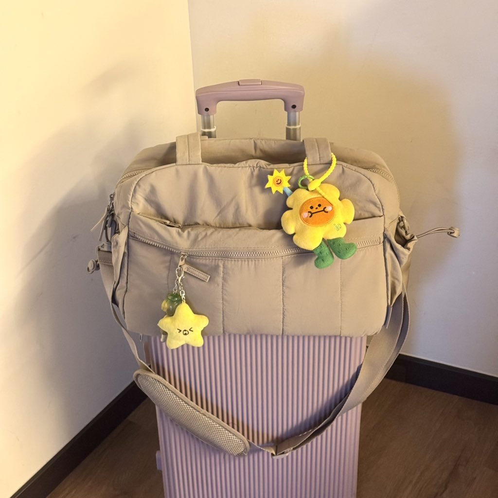 queerisy's tweet photo. — Travel Bag

🖇️ https://t.co/3wclfLm7A8
(ada banyak pilihan warna lucu) 

tas ini spacenya gedeee dan RINGAN! bisa buat bawa barang-barang kalau mau traveling ++ bisa jadi shoulder bag buat hangout juga. 

plusnya dia ada cantolan buat di atas koper, menurutku ini beneran berguna biar engga ribet nentengnya! 

dipakai hangout pun tetep bagus, soalnya dia desainnya simple.. biasanya banyak yang pakai sebagai tas gym atau berenang, karena di dalamnya ada slot buat taruh barang yang basah.