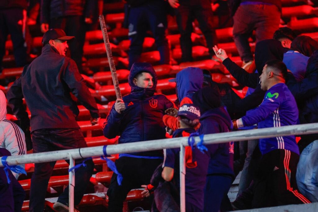 JuanchiEgido's tweet photo. Se vienen horas decisivas acerca del fallo de la CONMEBOL. Sería un verdadero papelón que Universidad de Chile clasifique directamente a los Cuartos de Final de la Copa Sudamericana.

El hincha de #Independiente tuvo que sufrir mucho ese 20 de agosto. Tres horas antes del partido, los simpatizantes visitantes comenzaron a arrojar piedras, fierros, inodoros, orina, entre otras cosas. ¡Hasta una bomba de estruendo donde había familias!

El encuentro se terminó cancelando por culpa de los barras chilenos. Nunca vinieron a presenciar un espectáculo deportivo, solo a realizar destrozos y a generar el caos que se terminó viviendo aquel día.

Sean coherentes, @agdws.