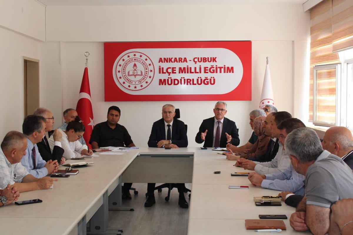 OKUL MÜDÜRLERİ TOPLANTISI YAPILDI
İlçe Kaymakamımız Sayın Vehbi BAKIR başkanlığında, türlerine göre okul müdürlerimizle sene başı toplantısı yapıldı. İlk olarak anaokulu ve ilkokul müdürleri ile bir araya gelindiOrtaokul, lise ve kurum müdürlerimizle toplantı gerçekleştirildi.