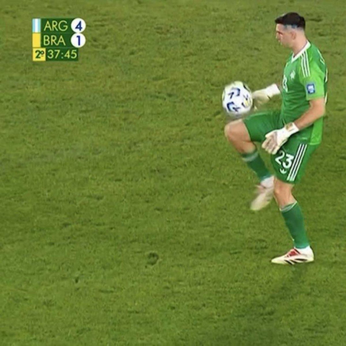 SANGREXENEIZE's tweet photo. El tipo se puso a hacer jueguitos ganándole 4 a 1 a Brasil, faltando 10 minutos para que termine el partido. https://t.co/HIRw0N1pi5