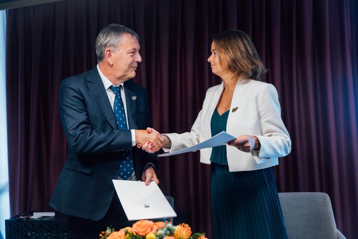 Minister <a href="/tfajon/">Tanja Fajon</a>:

“<a href="/UNRWA/">UNRWA</a> plays a crucial role in providing critical services to 🇵🇸 refugees. It must be allowed to carry out its mandate as adopted by the <a href="/UN/">United Nations</a> General Assembly. Until a just political solution is reached, 🇸🇮 will support the work of #UNRWA.”

#SlovenianAid