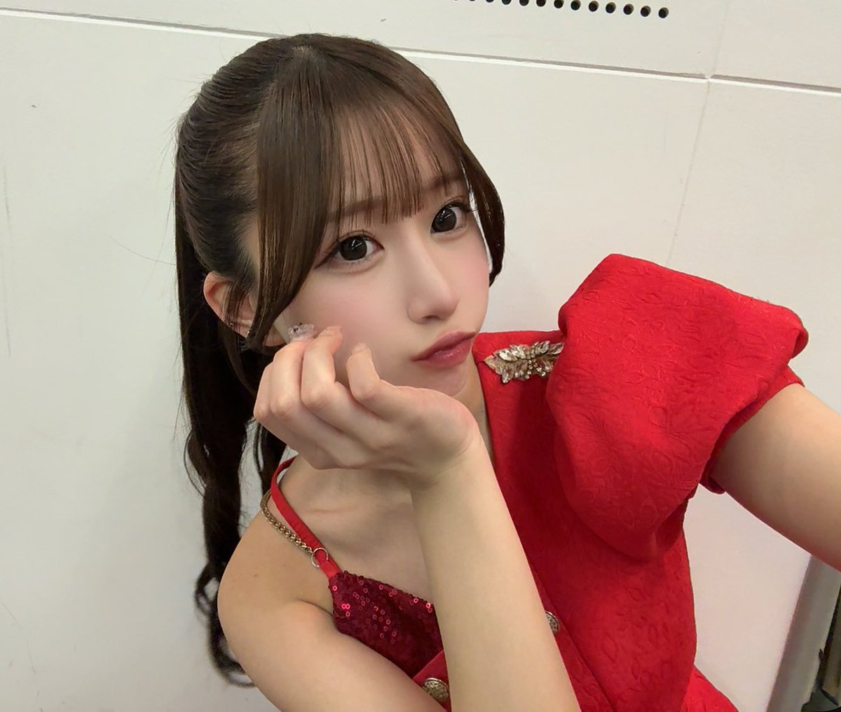 #RedRadiance デビューして半年🌹

なんかあっという間すぎてびっくりです、！

個性のあって楽しいグループだからこそ
あかりの個性も引き出してくれて
ダンスも歌も教えてくれるグループで
成長させてくれる居場所です！

この先もファンの皆に太陽を照らし続けて笑顔を絶やせません️☀️.°