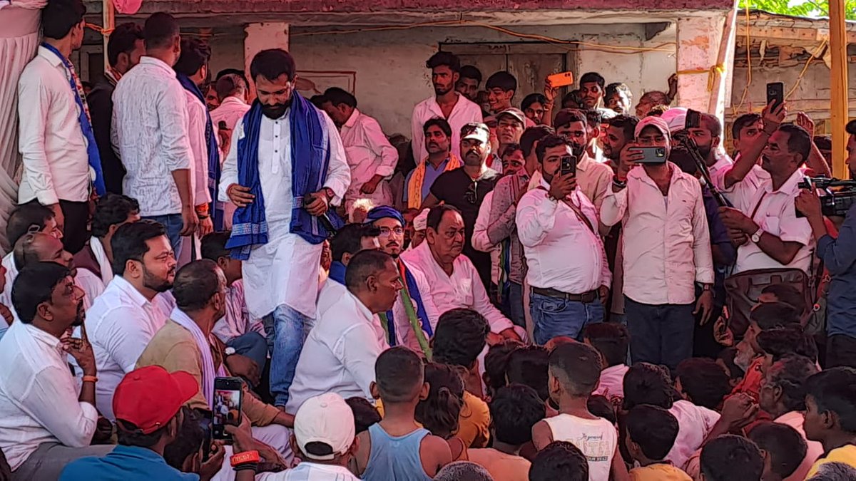 दलित चौपाल – युवा ऊर्जा का संगम

आज बेला, खगड़िया में आयोजित दलित चौपाल राष्ट्रीय लोक जनशक्ति पार्टी के लिए एक ऐतिहासिक और सफल आयोजन साबित हुआ। इस अवसर पर समाज के हर वर्ग की भागीदारी ने यह संदेश दिया कि जब एकजुटता और संकल्प साथ हो तो बदलाव निश्चित है।

कार्यक्रम में युवा नेता