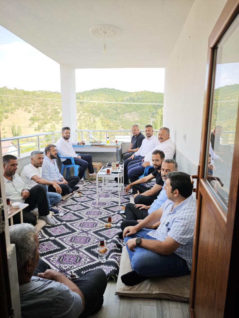 Emre GÜZELSOY (@emre_guzelsoy) on Twitter photo 📌Bitlis Merkez Bayramalan Köyü
Köy muhtarımız Sn. Faik ARSLAN'nı ziyaret ederek Köy sakinlerimiz ile bir araya geldik.
Kıymetli muhtarımıza misafirperverliği için teşekkür ederiz.
<a href="/T_Bedirhanoglu/">Turan Bedirhanoğlu</a> 📌Bitlis Merkez Bayramalan Köyü
Köy muhtarımız Sn. Faik ARSLAN'nı ziyaret ederek Köy sakinlerimiz ile bir araya geldik.
Kıymetli muhtarımıza misafirperverliği için teşekkür ederiz.
<a href="/T_Bedirhanoglu/">Turan Bedirhanoğlu</a>