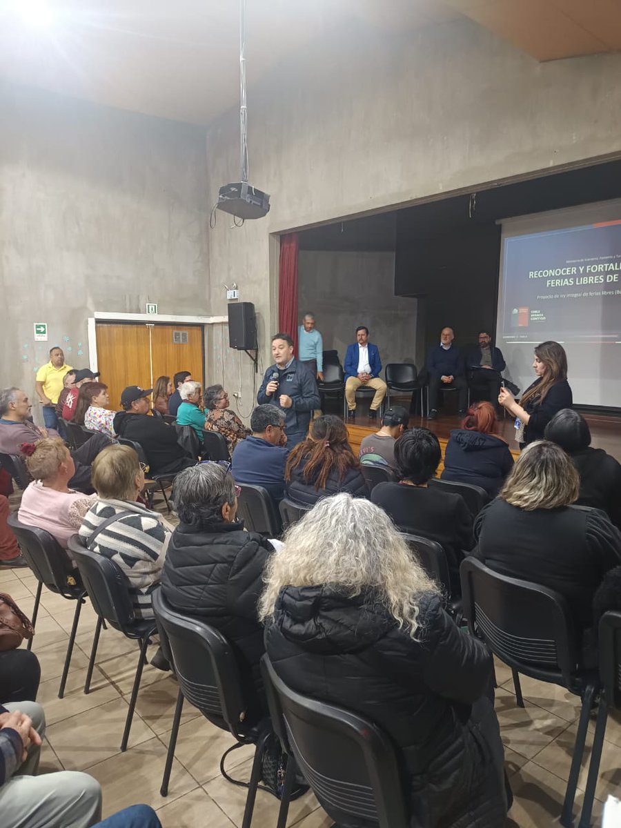 DIÁLOGO CON DIRIGENTES Y FERIANTES DE LA COMUNA DE MACUL

El lunes 01 de septiembre se realizó una jornada con un nuevo diálogo en la Comuna de Macul para explicar e informar sobre el Proyecto de Ley de Fortalecimiento de Ferias Libres y la Ley 21.745 de Tributación Feriante.