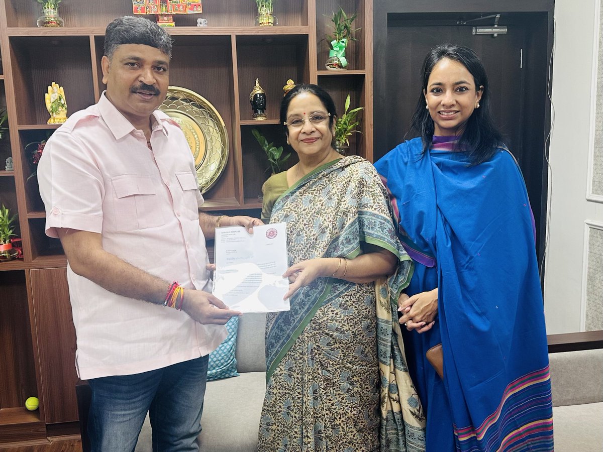 vibhamathur10's tweet image. आज नेता प्रतिपक्ष @TikaRamJullyINC जी से मुलाकात कर उन्हें पूर्व मुख्यमंत्री शिवचरण माथुर जी और स्वतंत्रता सेनानी व महिला आश्रम की पूर्व अध्यक्ष श्रीमती सुशीला देवी माथुर जी की मूर्ति अनावरण कार्यक्रम और श्री शिवचरण माथुर विकास एवं सेवा संस्थान के कार्यालय के लोकार्पण समारोह में…