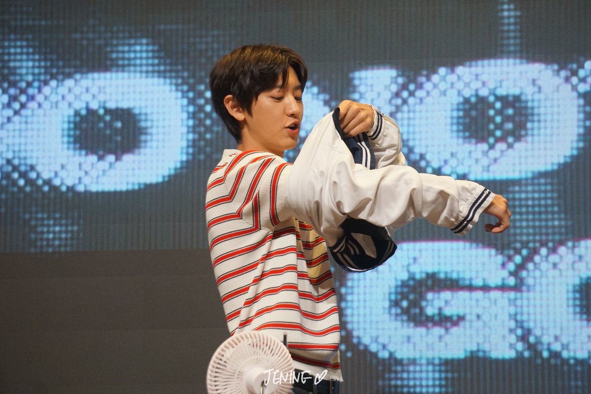 250902 Apple Music Fansign

the navy uniform is a bit small for him so chanyeol said this size fits kyungsoo 😭😭 haha but he managed to wear it in the end 😆

#CHANYEOL #찬열