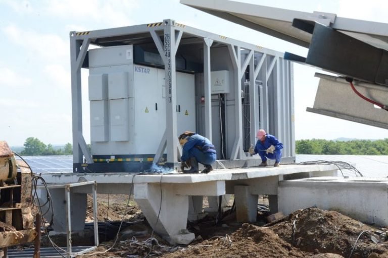 El cambio de matriz energética avanza en #SanctiSpíritusEnMarcha cuando está a punto de concluirse el segundo parque solar radicado en la zona de Tuinucú y ya se ejecuta el movimiento de tierra de lo que será el tercero
escambray.cu/?p=370440
