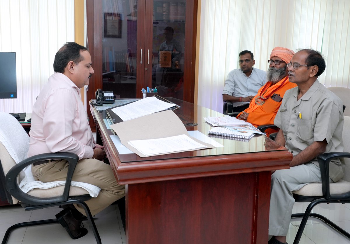भारत निर्वाचन आयोग के निर्देश पर उत्तर प्रदेश के मुख्य निर्वाचन अधिकारी श्री नवदीप रिणवा ने प्रदेश के पते पर पंजीकृत ऐसे राजनैतिक दल जो विगत छः वर्षों से प्रत्यक्ष रूप से लोकसभा एवं विधानसभा चुनाव में प्रतिभाग नहीं कर रहें उनके प्रतिनिधियों के साथ मंगलवार दिनांक 02 सितम्बर,2025