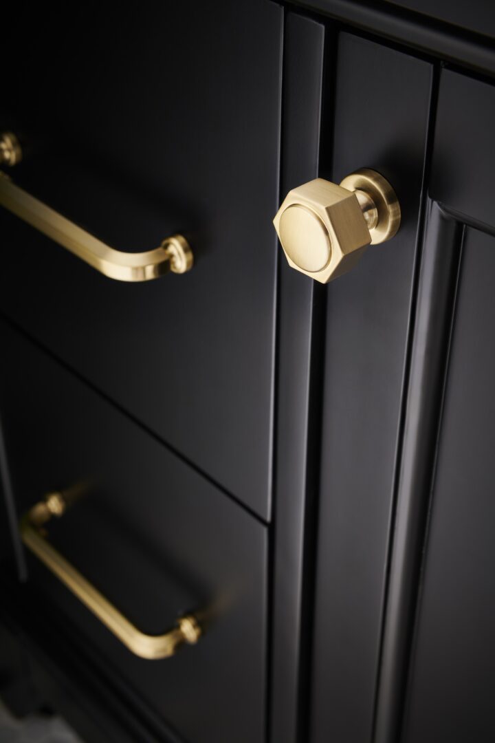 KB_Resource's tweet image. Top Knobs’ new Newburn and Stanmore Suites bring sculptural flair to cabinetry with hexagonal knobs, sleek pulls, and finish options from Flat Black to Polished Nickel. Read more on KB-Resource: bit.ly/4n4o8zo