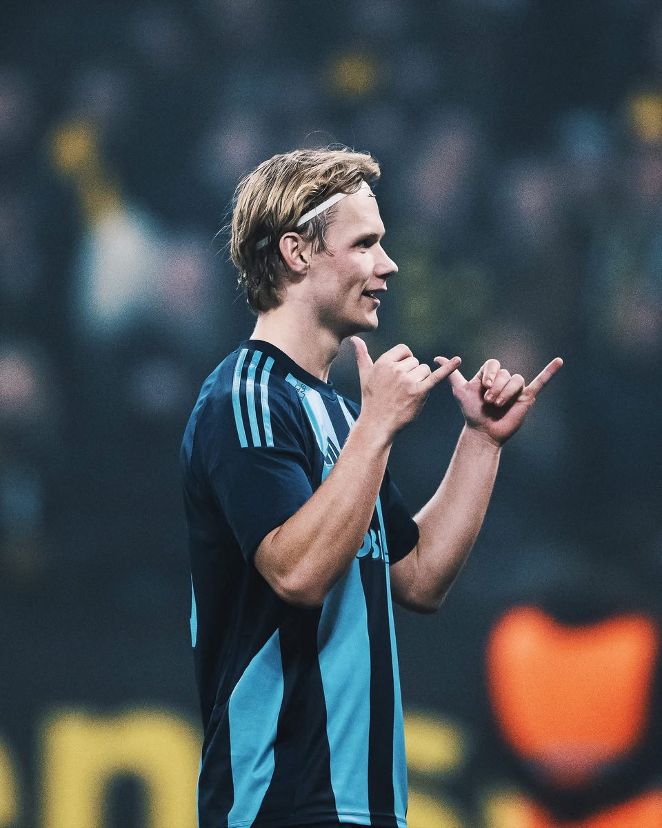 Tobias Gulliksen odchodzi z Djurgårdens IF ❌

Stuttgart, Benfica, Nicea - te kluby interesowały się Norwegiem, który ostatecznie jednak trafia do Rapidu Wiedeń za 4-5 mln euro. 

Irytujący, ale momentami doprawdy genialny zawodnik. Będzie go brakować w Allsvenskan.