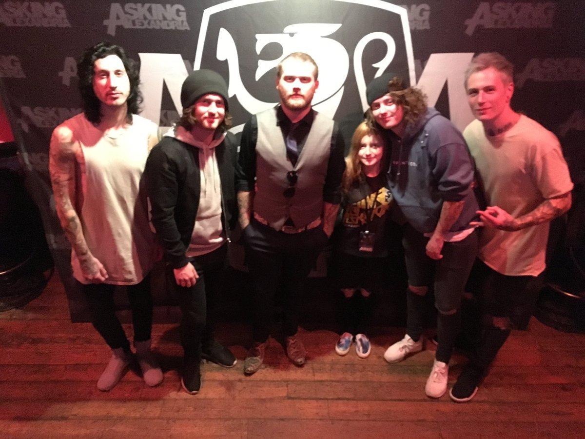 Kitti4real's tweet photo. I’m so excited to see my favorite band Asking Alexandria @AAofficial in concert again on Sep. 11!!! @benjaminbruce @samuelbettley @James_Cassells @dannyworsnop Do u want to sign my leg again??? I’ll totally get a second set of autographs tattooed =^-^= https://t.co/KSHodLi5TF