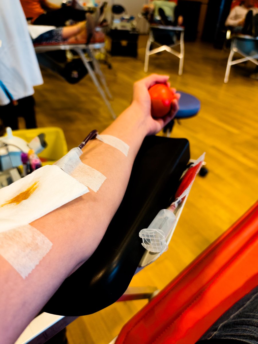 Aujourd’hui, j’ai offert une part de moi.
Mon sang, ce fleuve rouge et silencieux, a quitté son refuge pour aller battre dans un autre cœur...

Sous la lumière blanche, allongée, j’ai senti le monde se suspendre. Mes veines ont parlé un langage universel : celui de la vie. Je