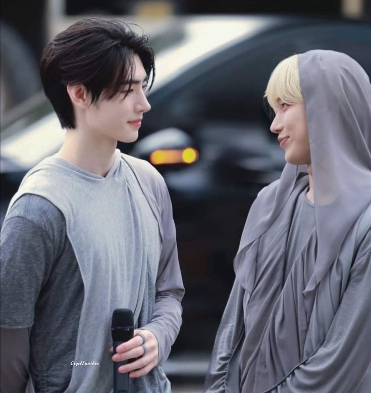 ME0WONCAT's tweet image. hoon's brotherly gaze 🥺 #brothers #straightasf #brotherlylove