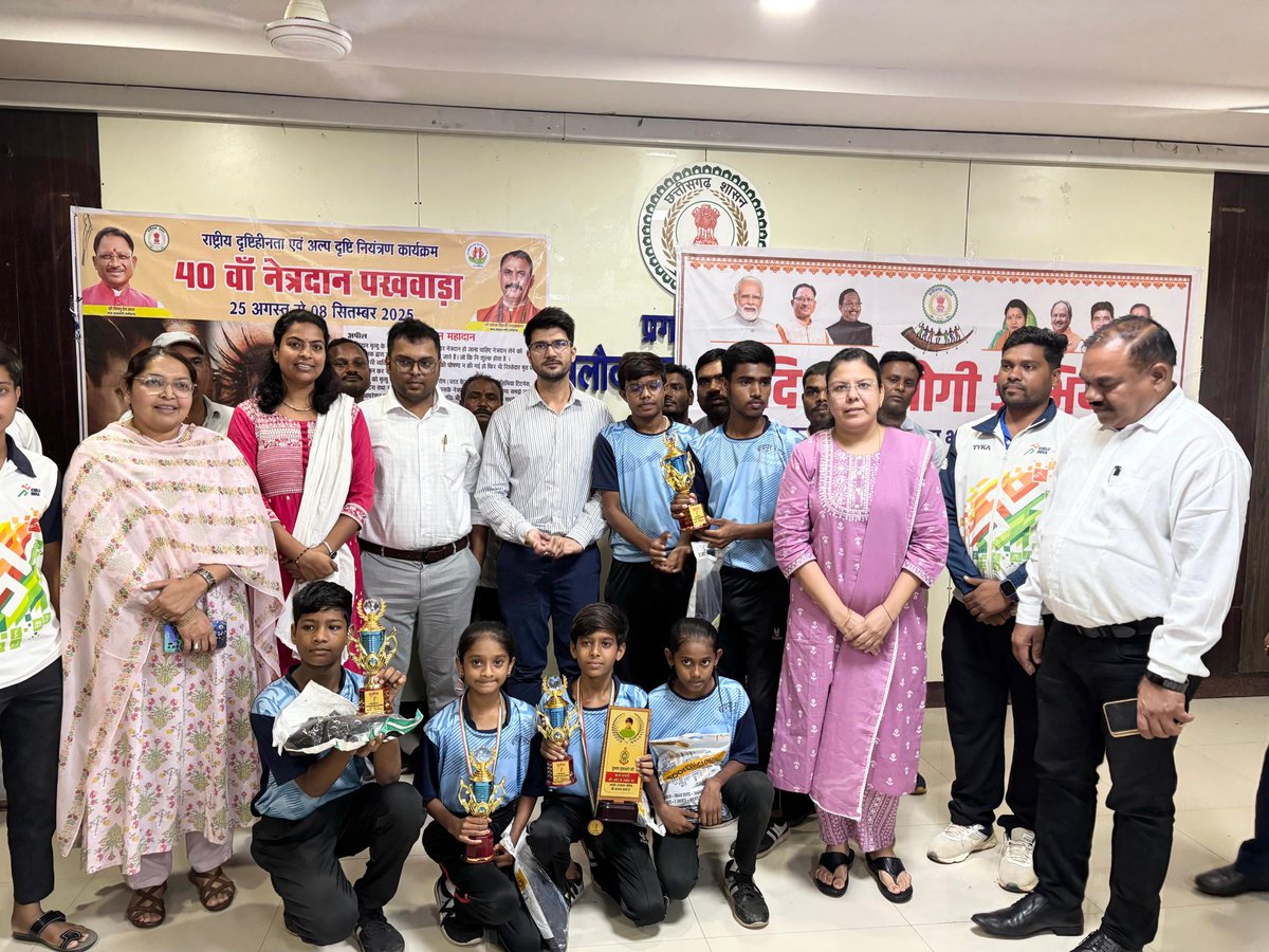 SamparkBB's tweet photo. #मल्लखंब में बलौदाबाजार का उत्कृष्ट प्रदर्शन 🏆
राज्य स्तरीय प्रतियोगिता में खिलाड़ियों ने दिलाया दूसरा स्थान,
दुष्यंत घृतलहरे एवं अनाया ठाकुर का नेशनल चैंपियनशिप हेतु चयन 
कलेक्टर श्री दीपक सोनी ने खिलाड़ियों को सम्मानित कर दी बधाई एवं शुभकामनाएँ 
@DeepakSoni_1
#Malkhamb #Sports https://t.co/TlV4kPQ3oJ
